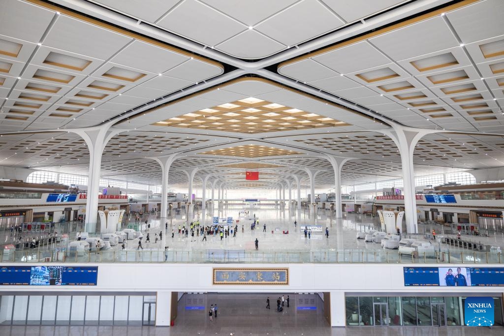 This photo taken on June 15, 2026 shows an interior view of the Xi'andong Railway Station in Xi'an, northwest China's Shaanxi Province. The construction of Xi'andong Railway Station has entered final stage after its interior and exterior decoration was completed. The station, a major transport hub in northwest China, is part of the Xi'an-Shiyan high-speed railway and integrates rail, metro, and bus services. (Photo: Xinhua)