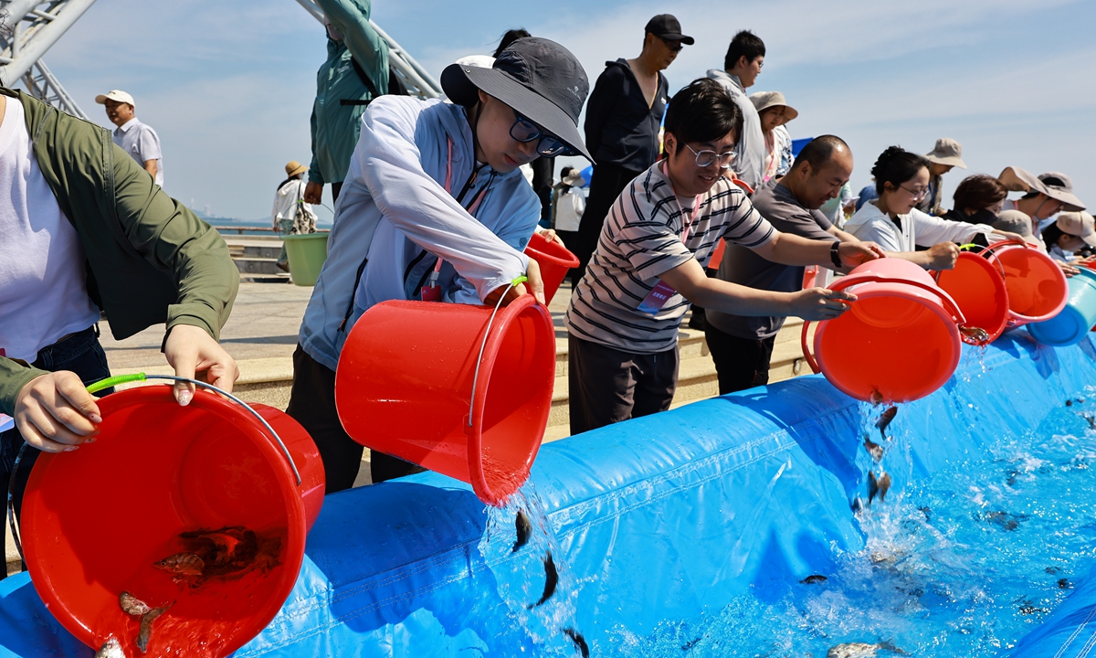 Yantai local residents and volunteers participate in the the seventh edition of the China-South Korea Joint Stock Enhancement and Release of Fishery Resources in Yantai, East China's Shandong Province on June 16, 2026. Photo: Deng Xiaoci/GT