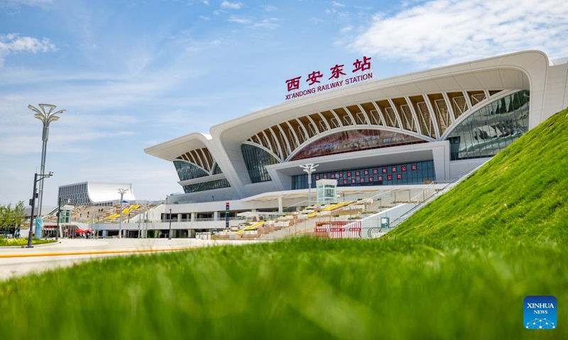 This photo taken on June 15, 2026 shows a view outside the Xi'andong Railway Station in Xi'an, northwest China's Shaanxi Province. The construction of Xi'andong Railway Station has entered final stage after its interior and exterior decoration was completed. The station, a major transport hub in northwest China, is part of the Xi'an-Shiyan high-speed railway and integrates rail, metro, and bus services. (Photo: Xinhua)
