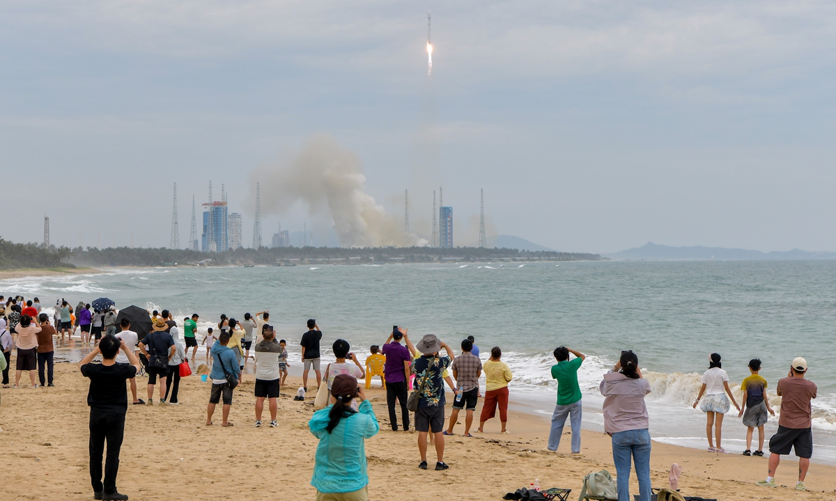 Crowds gather at a commercial spacecraft launch site in South China's Hainan Province on June 17, 2026, to witness the liftoff of the Long March-12 carrier rocket. The rocket lifted off at 10:44 am (Beijing Time) and successfully placed the payload, the 22nd group of low-orbit internet satellites, into the preset orbit, according to the launch site. Photo: VCG
