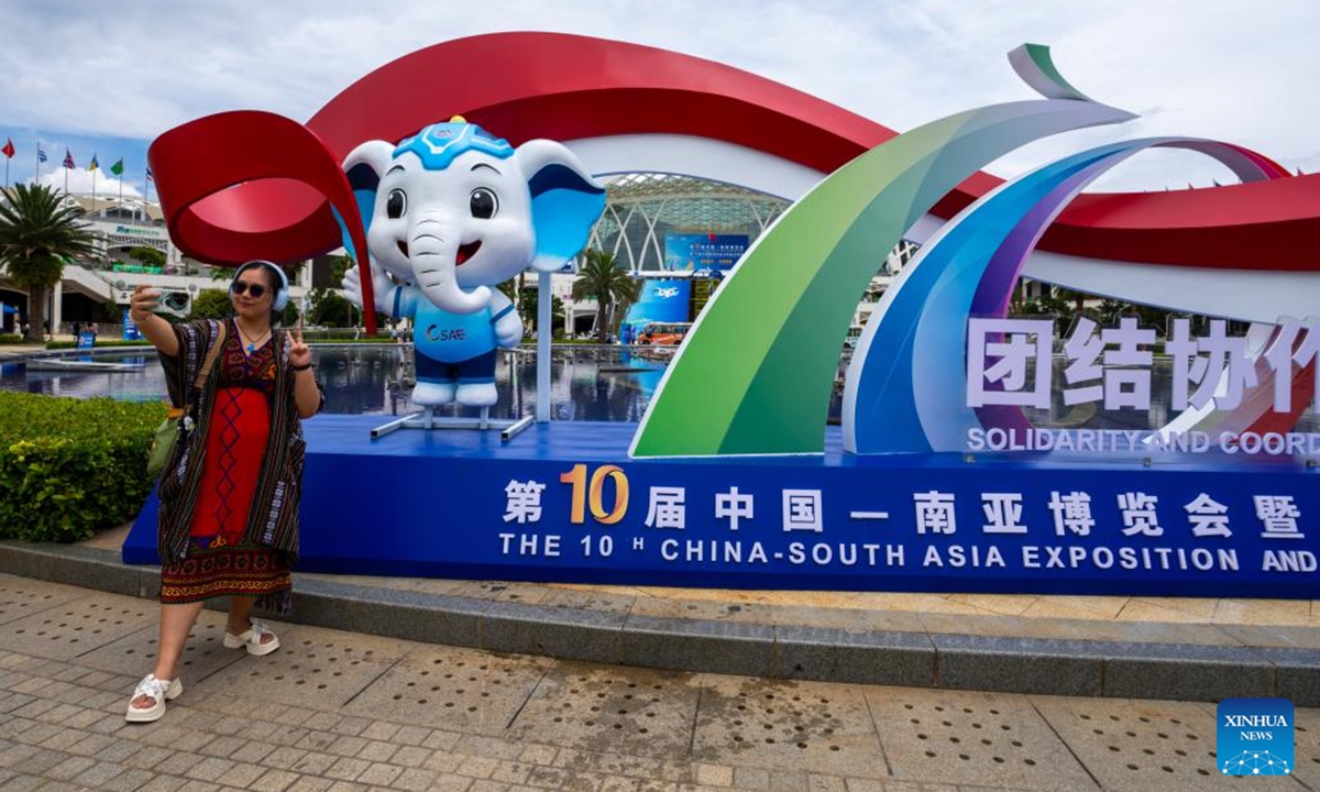 A visitor takes selfies at the 10th China-South Asia Expo in Kunming, southwest China's Yunnan Province, June 16, 2026. The 10th China-South Asia Expo concluded here on Tuesday. The six-day event has attracted participants from 68 countries, regions and international organizations. (Xinhua/Jiang Wenyao)