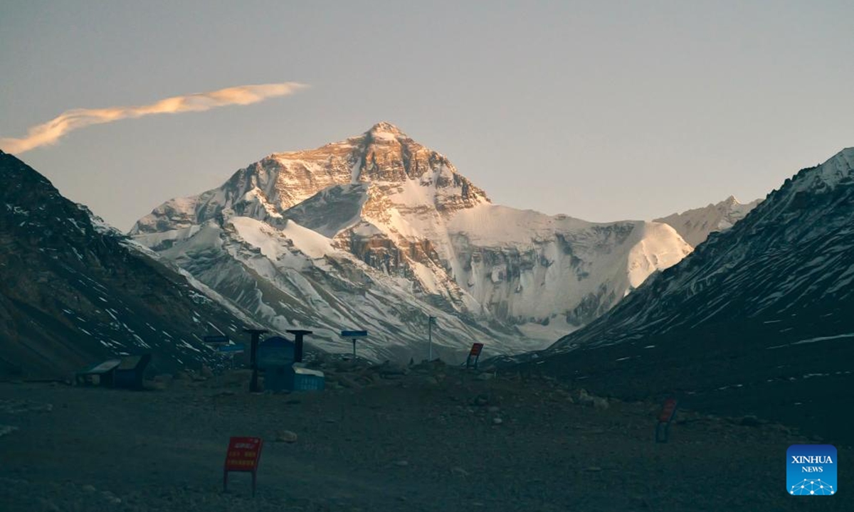This photo taken on Dec. 23, 2025 shows a view of the Mount Qomolangma at sunset in southwest China's Xizang Autonomous Region. (Xinhua/Zhou Yulong)