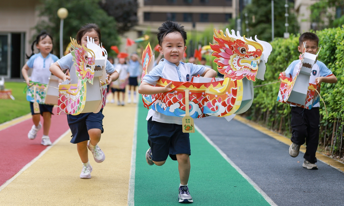 Children from a kindergarten in Fuzhou, East China's Fujian Province take part in a dry-land dragon boat race on June 17, 2026, to welcome the upcoming Dragon Boat Festival, which falls on June 19 this year. Photo: CNS Photo