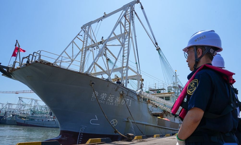 Staff members of China Customs wait for the arrival of deep-sea fishing vessels at a wharf of Shidao Port in Rongcheng, east China's Shandong Province, June 17, 2026. A fleet of 12 deep-sea fishing vessels returned to Shidao Port with over 2,400 tonnes of catches after a ten-month operation on Wednesday.
The port sees an influx of returning deep-sea fishing vessels around the Dragon Boat festival, which falls on June 19 this year. Expecting more than 80 of these vessels to arrive during the period, local port authorities have implemented measures to facilitate the clearance process for the catches. (Xinhua/Zhu Zheng)