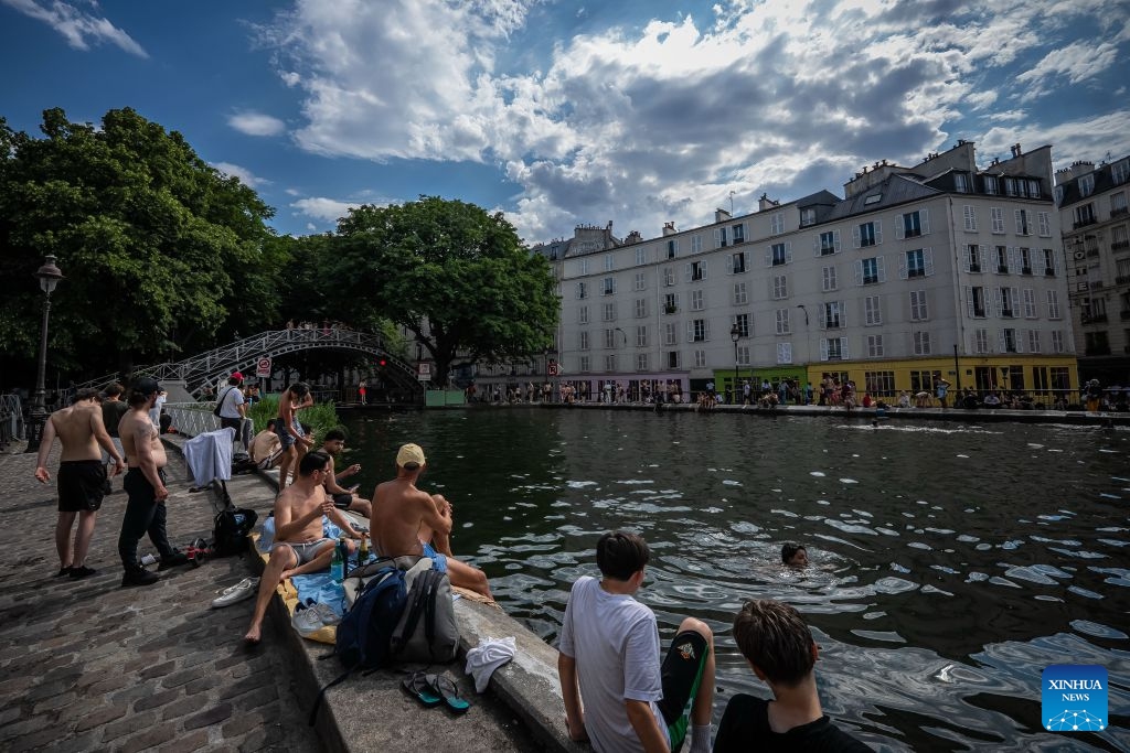 People cool off near the Saint-Martin Canal during hot weather in Paris, France, June 18, 2026. (Photo: Xinhua)