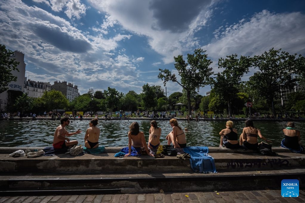 People cool off near the Saint-Martin Canal during hot weather in Paris, France, June 18, 2026. (Photo: Xinhua)