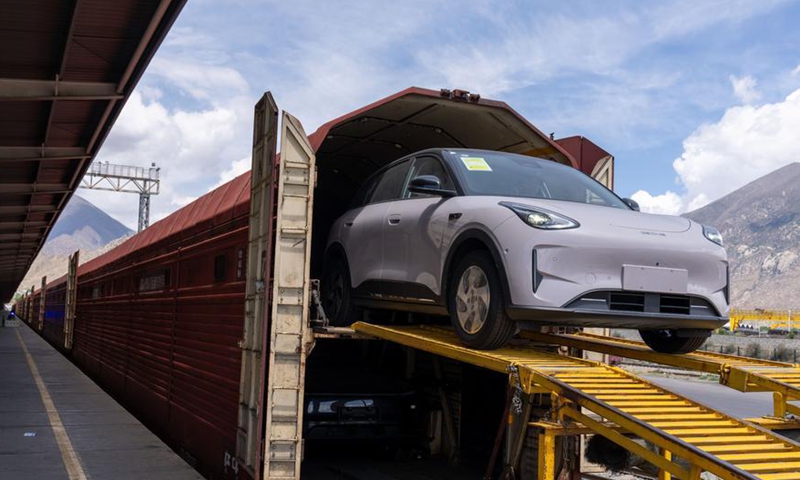A car is unloaded at the freight yard of Lhasa West Railway Station in Lhasa, southwest China's Xizang Autonomous Region, on June 18, 2026. (Xinhua/Tenzing Nima Qadhup)