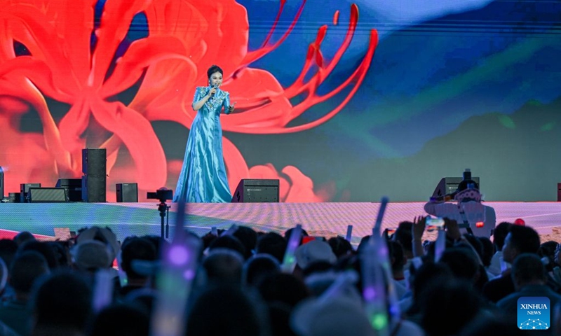 A singer sings on stage during a folk song event held in Wuhai City, north China's Inner Mongolia Autonomous Region, June 16, 2026. (Xinhua/Lian Zhen)