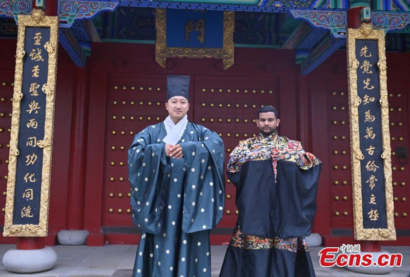 A foreign student (right) dressed in hanfu learns traditional etiquette at the Confucius Temple in Changchun, Jilin province, on June 16, 2026. Photo: China News Service