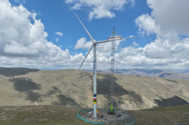 This aerial drone photo taken on June 18, 2026 shows the installed wind turbine in Qonggyai County, Shannan, southwest China's Xizang Autonomous Region. The first wind turbine of the Phase I of a wind power project built by the Xizang branch of China Huadian Corporation in Qonggyai County was completed on Thursday. The Phase I of this project will install 24 units of 6.25 MW wind turbines distributed between 4800 meters and 5350 meters altitude. (Xinhua)