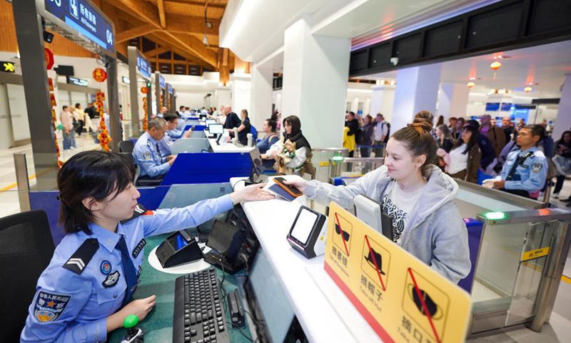 Foreign customers shop at the Sanya International Duty-Free Shopping Complex in Sanya, south China's Hainan Province, June 13, 2026. (Xinhua/Guo Cheng)