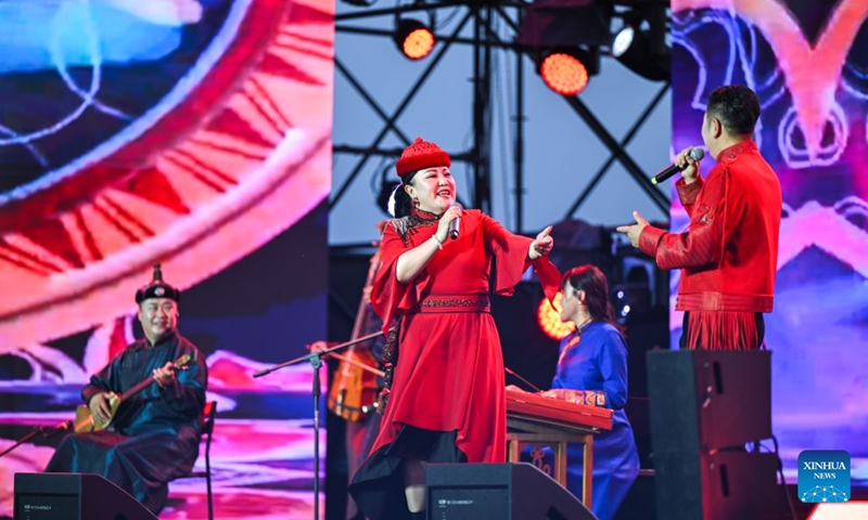 Singers sing on stage during a folk song event held in Wuhai City, north China's Inner Mongolia Autonomous Region, June 16, 2026. (Xinhua/Lian Zhen)