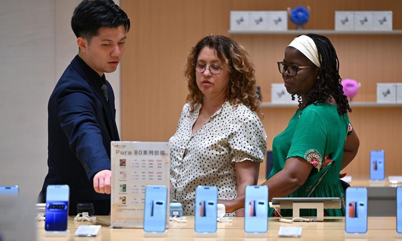 Foreign customers shop at the Sanya International Duty-Free Shopping Complex in Sanya, south China's Hainan Province, June 13, 2026. (Xinhua/Guo Cheng)