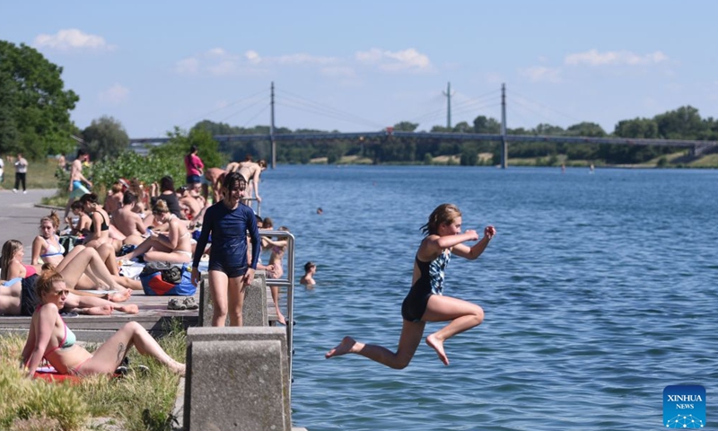 People enjoy themselves along Danube river in Vienna, Austria, June 19, 2026. (Xinhua/He Canling)