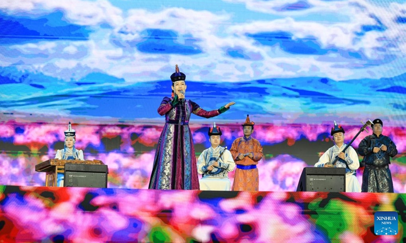 A singer sings on stage during a folk song event held in Wuhai City, north China's Inner Mongolia Autonomous Region, June 16, 2026. (Photo by Kang Wenkui/Xinhua)