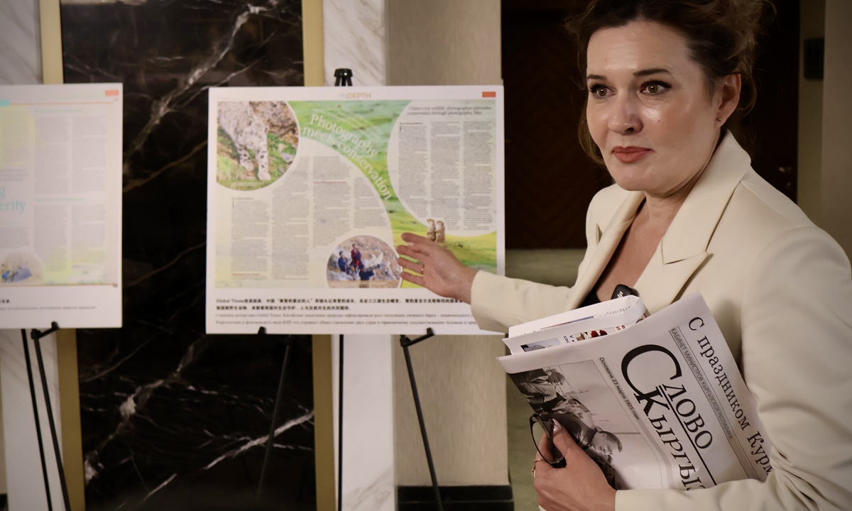 Elena Zholobova, Editor-in-Chief of Kyrgyz newspaper Slovo Kyrgyzstana, views a photo at the exhibition in Bishkek, on May 27, 2026. Photo: Lin Xiaoyi/GT