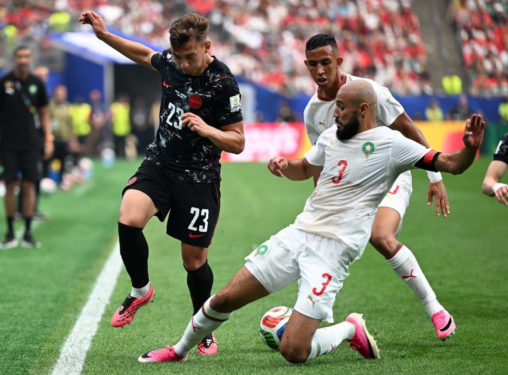 Noussair Mazraoui (front R) of Morocco competes with Niko Sigur (L) of Canada during the round of 16 match between Canada and Morocco at the 2026 FIFA World Cup at Houston Stadium in Houston, the United States, July 4, 2026. (Xinhua/Xiao Yijiu)

