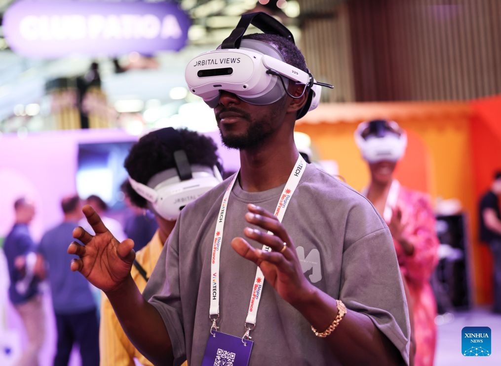 A man experiences a VR device at VivaTech technology startups and innovation fair in Paris, France, June 20, 2026. The fair concluded in Paris on Saturday. (Xinhua/Wu Huiwo)

