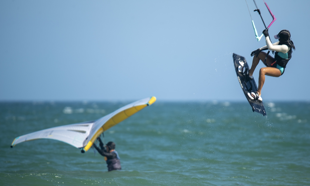 Water sports enthusiasts and tourists try kiteboarding at the coastal area of Boao, South China's Hainan Province, on June 21, 2026, the last day of the three-day Dragon Boat Festival holidays. Photo: VCG