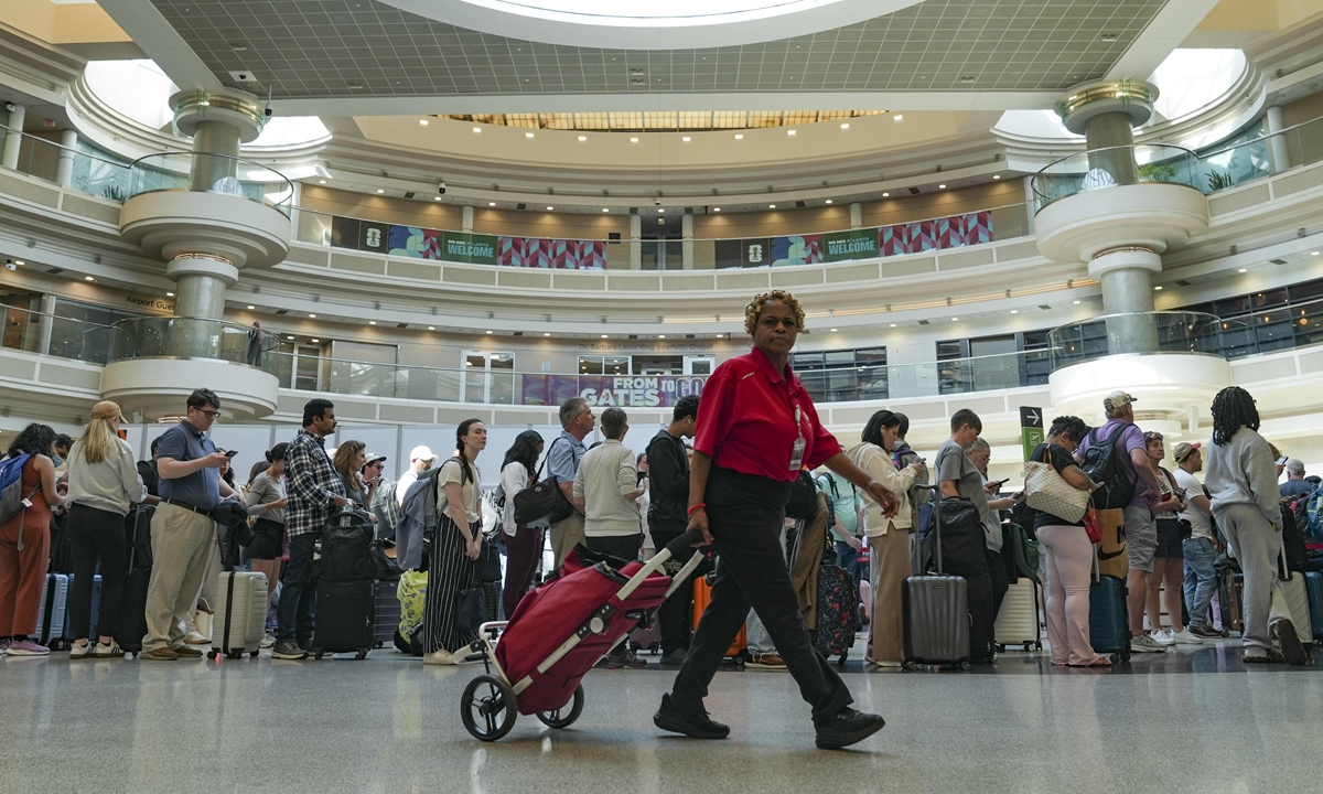 Travelers stand in long lines at Atlanta Hartsfield-Jackson International Airport in Atlanta, the US, on March 22, 2026. Photo: VCG