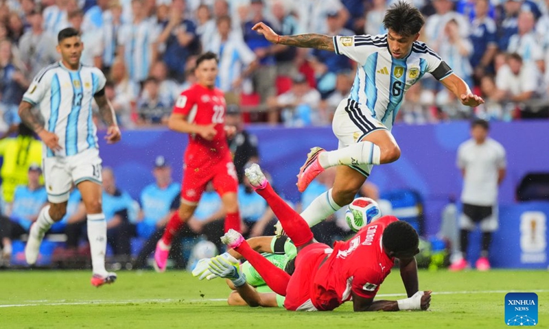 Lisandro Martinez (top) of Argentina vies with Breel Embolo of Switzerland during the quarter final match between Argentina and Switzerland at the 2026 FIFA World Cup at the Kansas City Stadium in Kansas City, the United States, July 11, 2026. (Xinhua/Xu Chang)