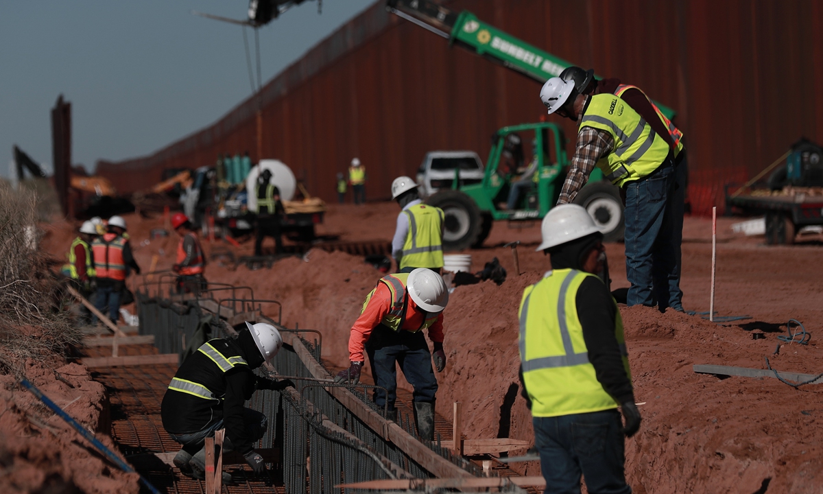 Workers install cement bases and steel rods as part of the ongoing project to reinforce the barrier between Santa Teresa, the US, and Ciudad Juarez, Mexico, on March 11, 2026. Photo: VCG