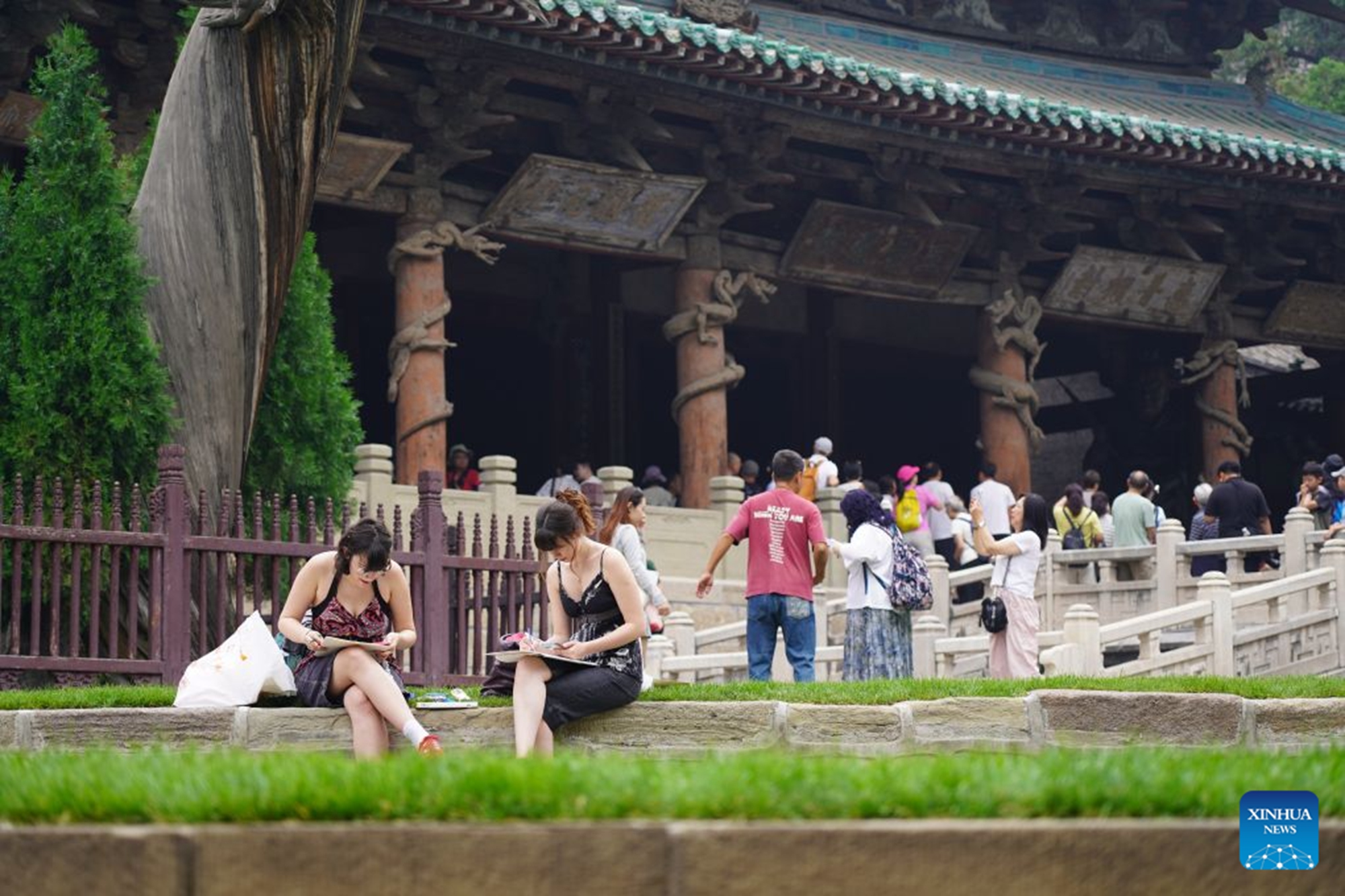 Hungarian artists paint next to an ancient building in Taiyuan City, north China's Shanxi Province, June 18, 2026. A total of 23 artists, art educators, students and cultural professionals from Hungary wrapped up their discovery tour of the ancient architectural heritages in north China's Shanxi Province on Sunday. (Xinhua/Chen Zhihao)


