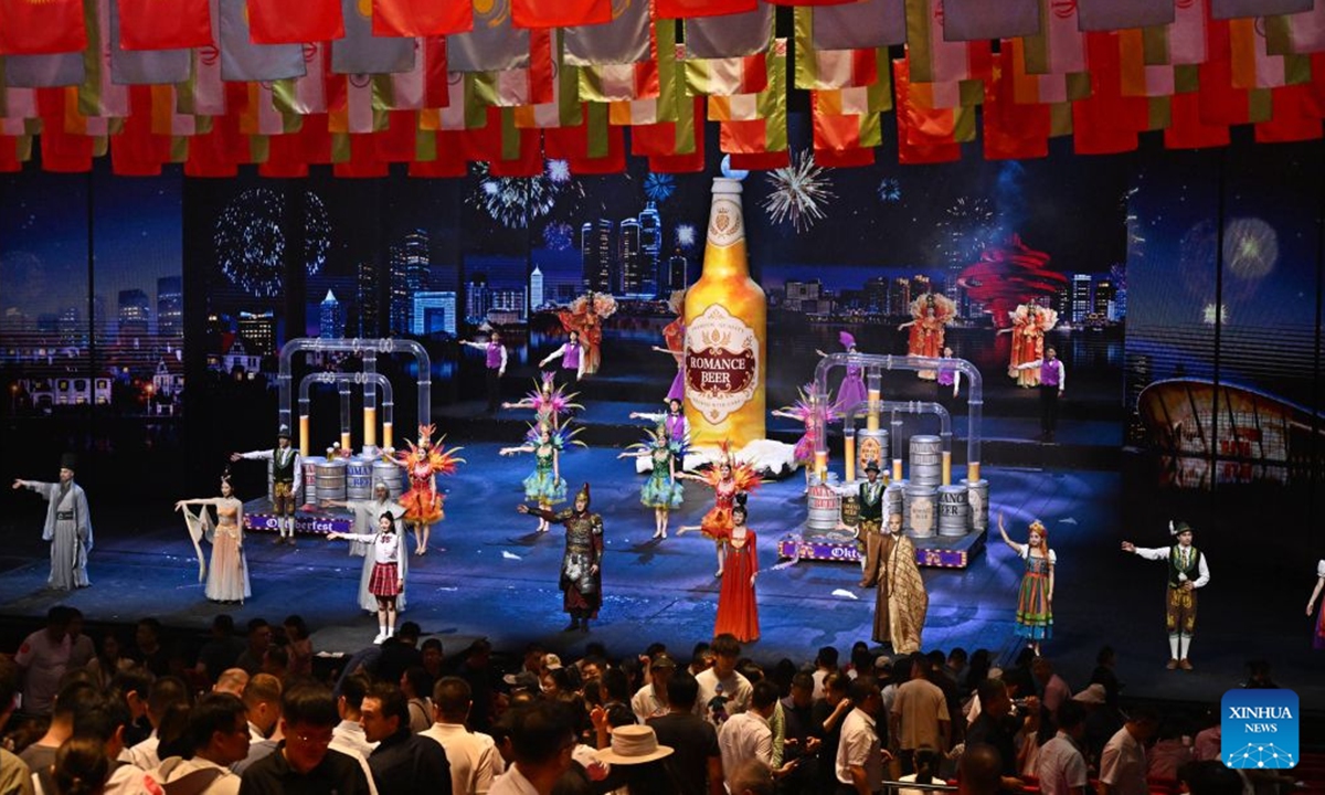 Actors take a curtain call after a performance at the Silk Road Romance Park in Qingdao, east China's Shandong Province, June 26, 2026. The scenic area opened to the public here on Friday. (Xinhua/Li Ziheng)

