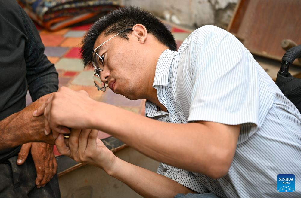 Li Chuangye renders medical care at home of a resident in a village of Bexkant Town, Shache County of northwest China's Xinjiang Uygur Autonomous Region, July 26, 2026. (Xinhua/Hu Huhu)