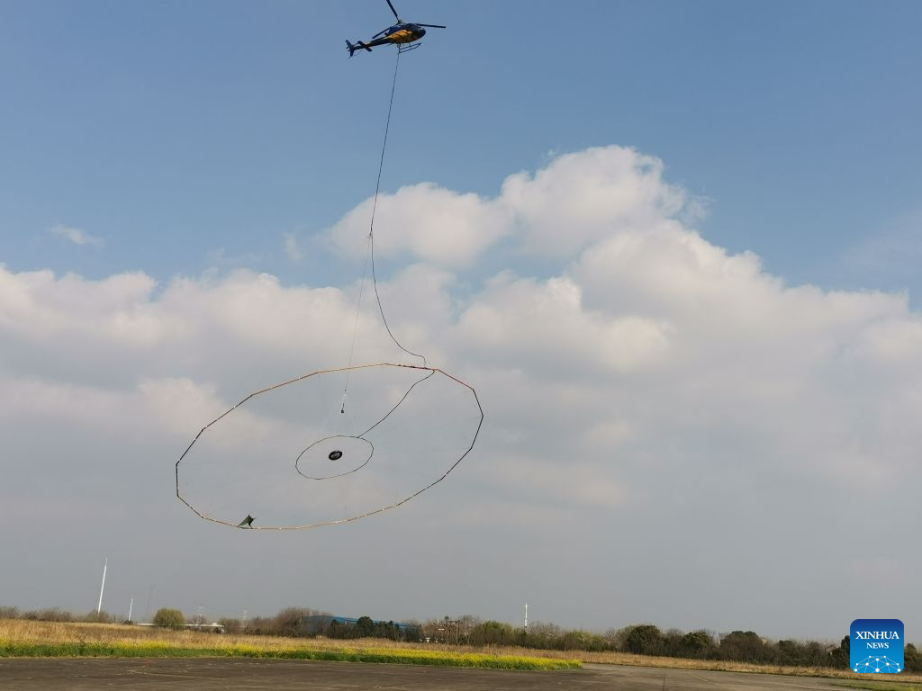 This photo taken on March 3, 2021 shows a helicopter-borne transient electromagnetic system designed by a research team at Jilin University in operation in Jingzhou, central China's Hubei Province.(Xinhua)