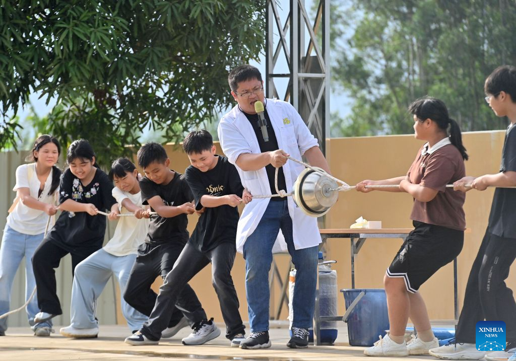 Students take part in an experiment on the first day of the new semester at a secondary school in Yunbiao Town of Hengzhou, south China's Guangxi Zhuang Autonomous Region, Aug. 31, 2026. A new semester kicked off for primary and secondary schools in Hengzhou on Monday.
Hengzhou suffered severe flooding triggered by Typhoon Maysak in July this year. After cleanup, repair, and disinfection, all the flood-affected schools started the new semester. (Xinhua/Huang Xiaobang)