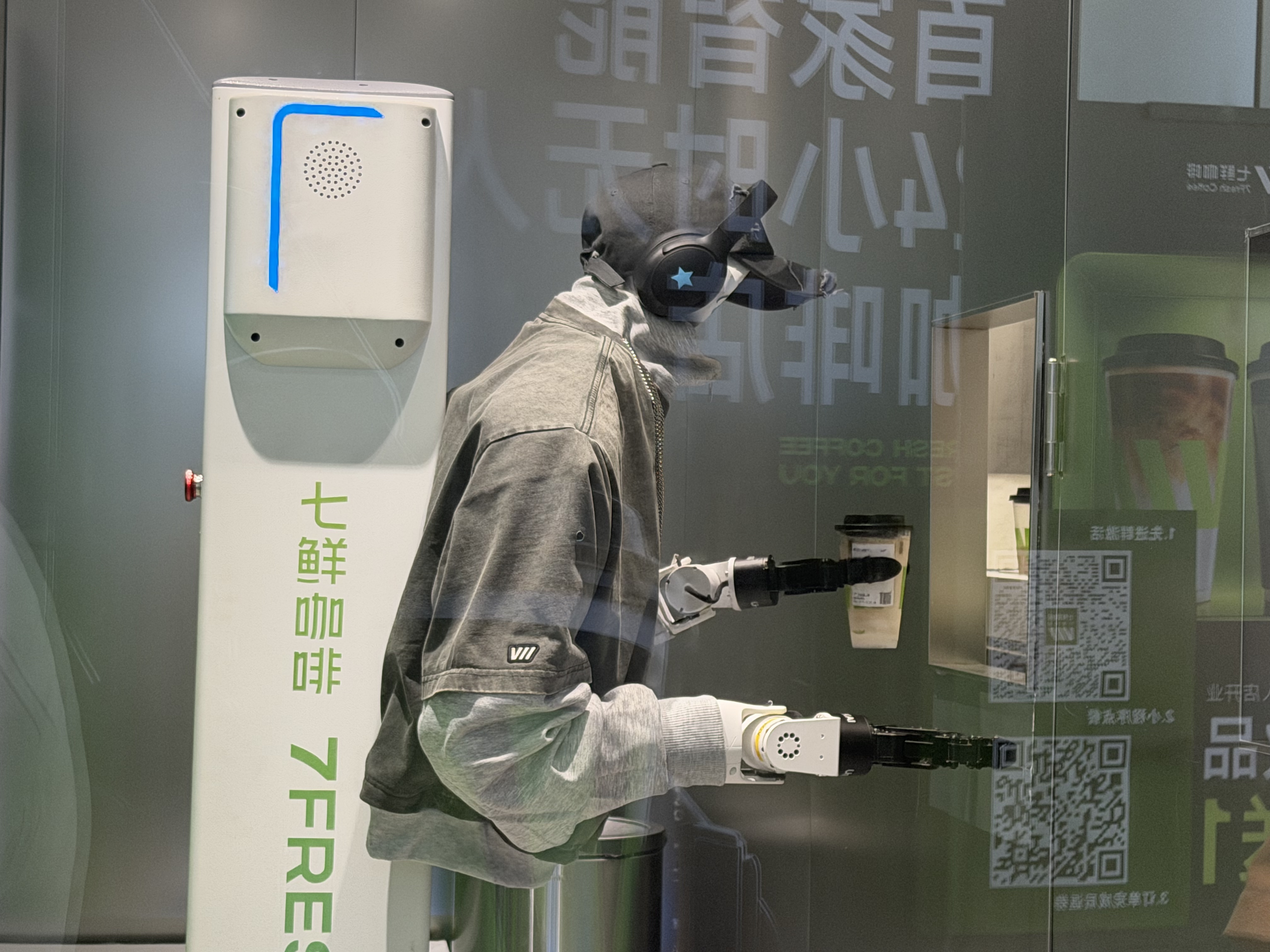 A robot makes coffee at 7 Fresh Coffee's 24-hour intelligent unmanned coffee shop at Galaxy SOHO in Beijing, on August 17, 2026. Photo: Zhang Weilan/GT