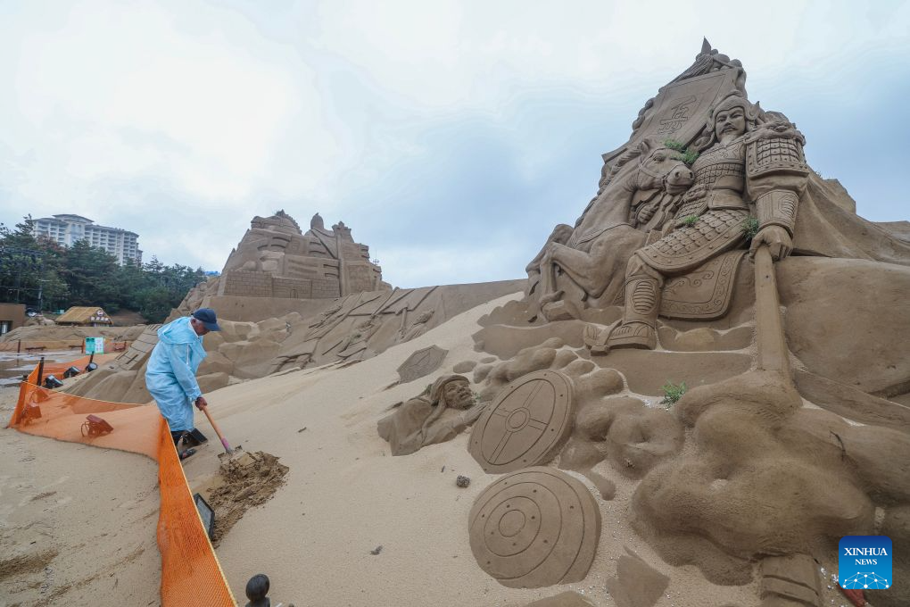 A staff member repairs a sand sculpture at the Nansha scenic area in Zhujiajian of Zhoushan City, east China's Zhejiang Province, Aug. 12, 2026.
The Nansha scenic area reopened to the public on Wednesday following necessary safety checks and maintenance after Typhoon Dolphin weakened. (Xinhua/Xu Yu)