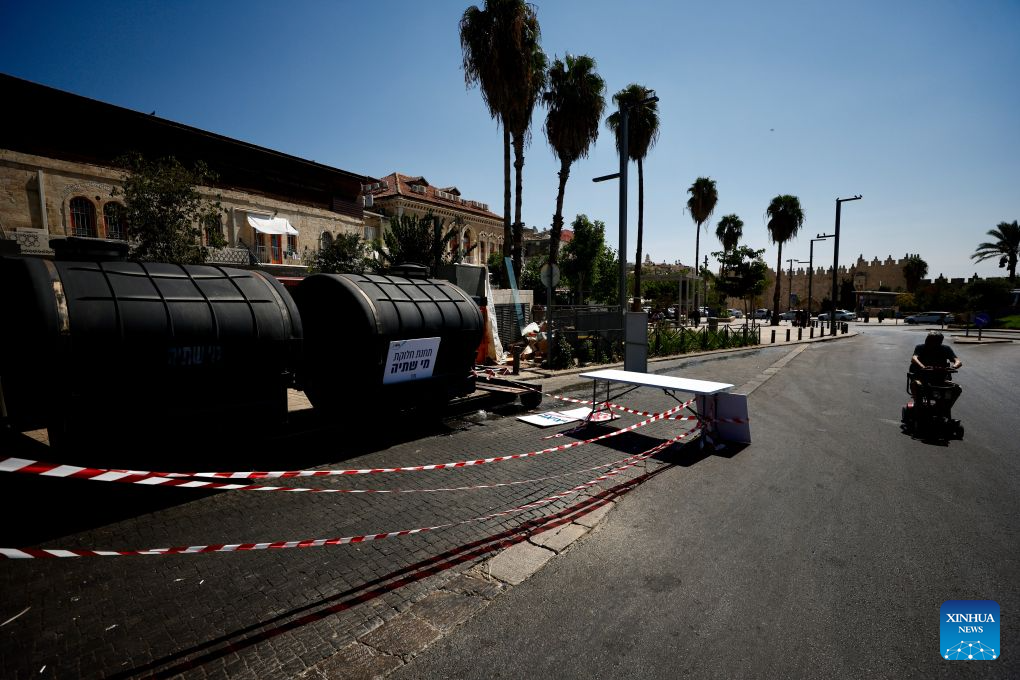 A water supply point is set up on a street in Jerusalem, Sept. 1, 2026.
Several Jerusalem neighborhoods experienced prolonged water outages, while alternative supplies and public water taps were provided. (Photo by Jamal Awad/Xinhua)