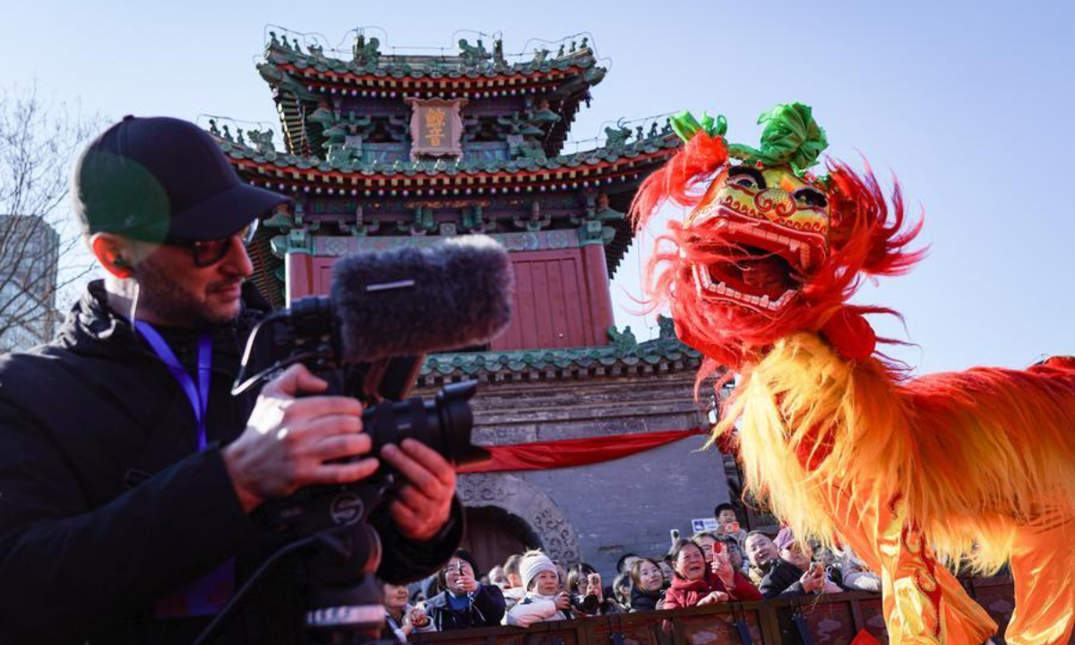 A foreigner films the lion dance performance at a temple fair in Beijing, capital of China, Feb. 17, 2026. (Xinhua/Chen Zhonghao)