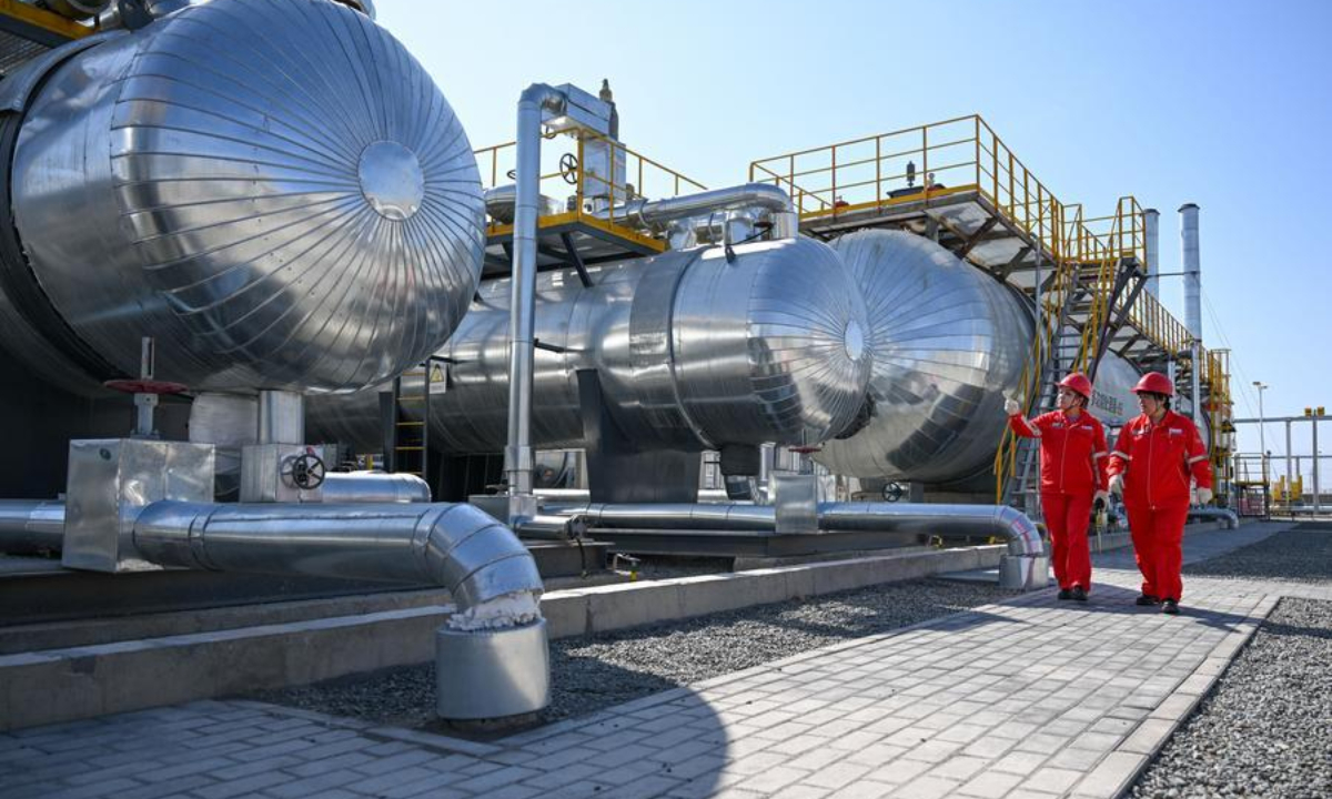 Staff members do patrol checking at a shale oil joint station of Jiqing Oilfield operation area of Xinjiang Oilfield Company of China National Petroleum Corporation (CNPC) in Jimsar, northwest China's Xinjiang Uygur Autonomous Region, Aug. 30, 2026. (Xinhua/Ding Lei)