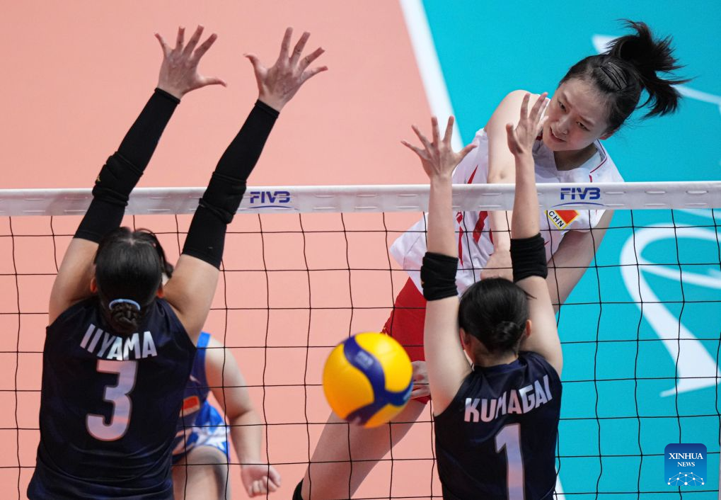 Fan Boning (R) of China spikes the ball during the final between China and Japan at the 2026 Asian Eastern Zonal Women's Volleyball Championship in Hong Kong, south China, Aug. 16, 2026. (Xinhua/Lui Siu Wai)