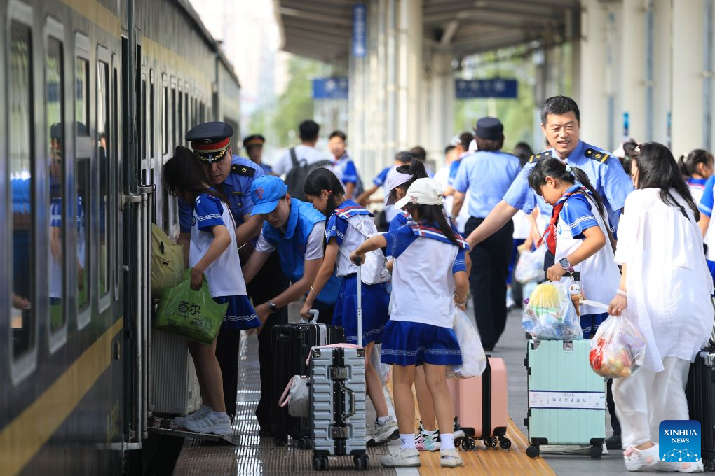 Train staff and volunteers help students board a special train for study tour at Qiqihar railway station in Qiqihar, northeast China's Heilongjiang Province, on Aug. 9, 2026. The Y404 special train for a study tour carrying 598 teachers and students on Sunday departed from the Qiqihar railway station in northeast China's Heilongjiang Province to Beijing, capital of China.

The Heilongjiang-to-Beijing train is specially organized by China Railway Harbin Bureau Group Co., Ltd. this year for students on study tours, serving as a mobile classroom with singing and dancing activities held on it, where students on their way have the chance to interact and experience the charm of cultures. (Photo by Xu Shuai/Xinhua)
