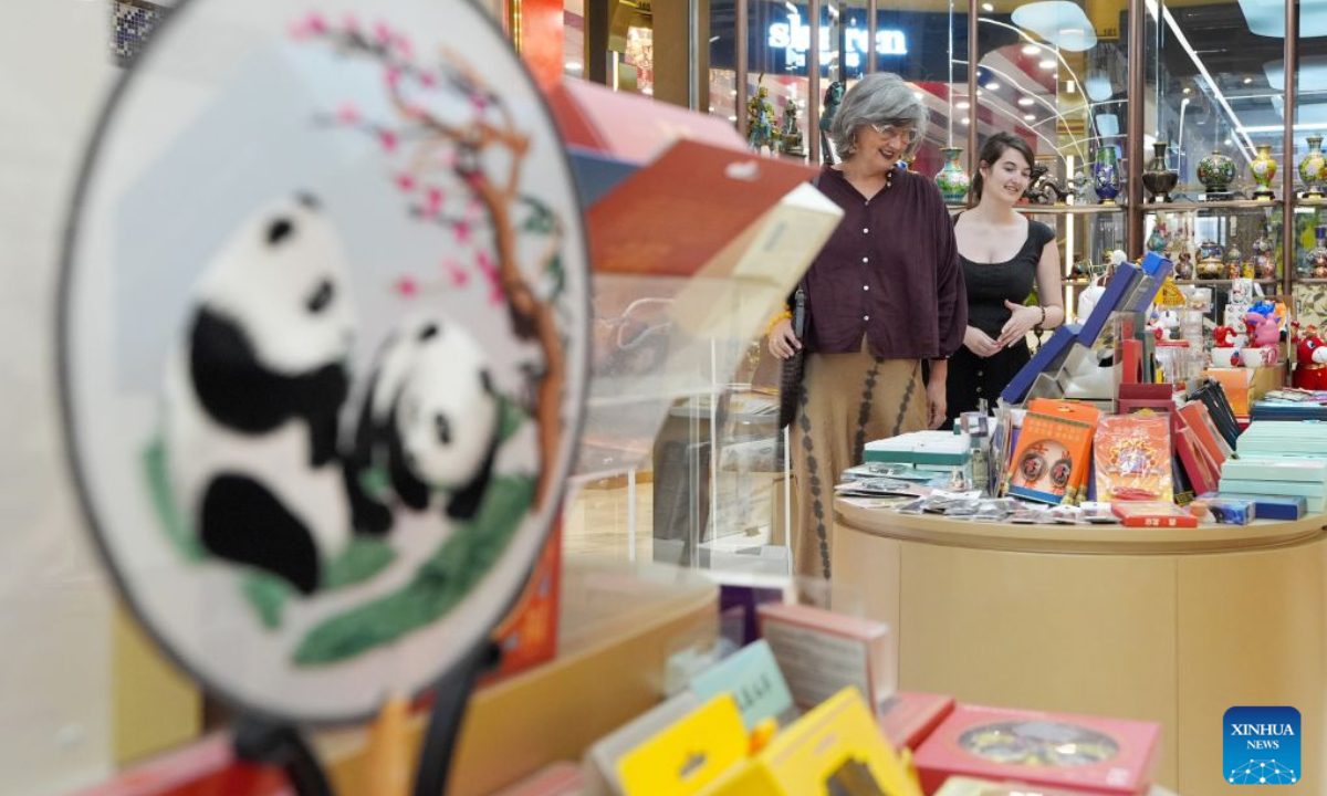 Dutch tourists select souvenirs at the Silk Street building in Beijing, capital of China, June 1, 2026. (Xinhua/Ju Huanzong)