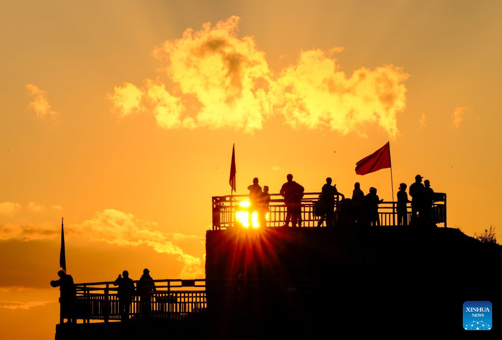 People capture sea views at sunrise in Rongcheng, east China's Shandong Province, Oct. 10, 2026. (Xinhua/Chen Yehua)