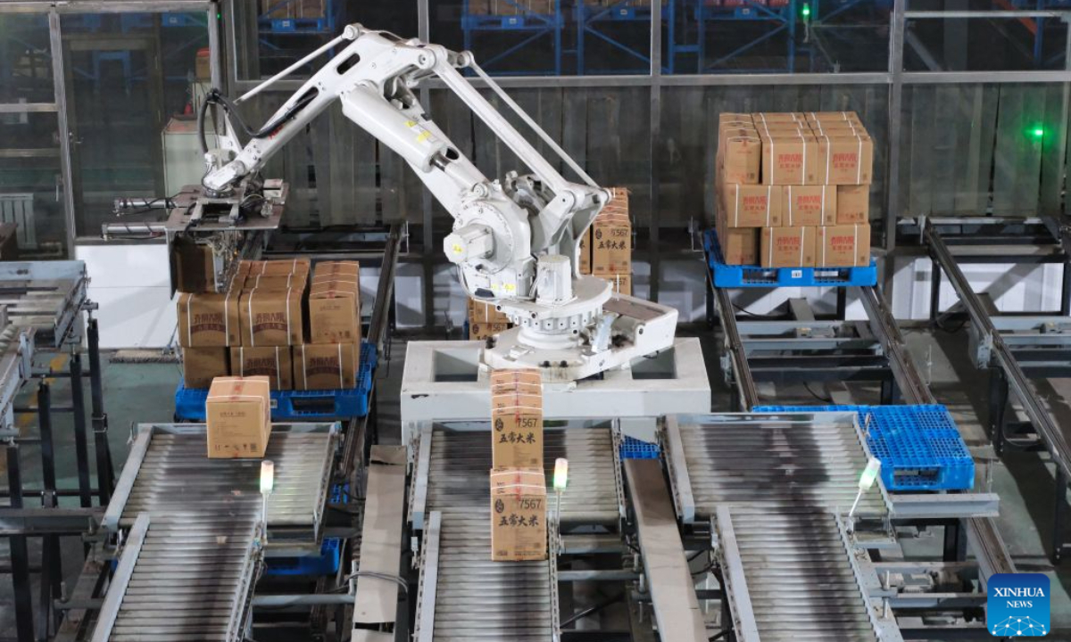 A robot stacks packaged rice for shipment at a workshop of Qiaofu Dayuan Agricultural Co., Ltd., in Wuchang City, northeast China's Heilongjiang Province, Aug. 31, 2026. (Xinhua/Ji Hang)