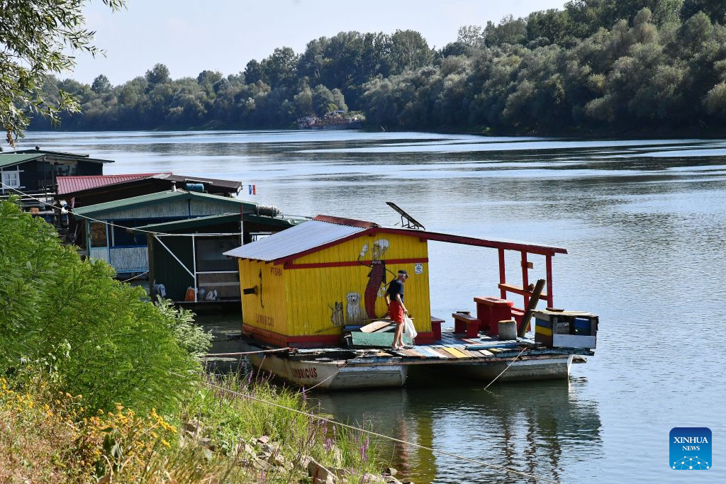 This photo taken on Aug. 4, 2026 shows Splavarska Street in Slavonski Brod, Croatia. Splavarska Street is unique in the country as its residents live on the water of Sava River, in houseboats with their own official addresses and house numbers. (Ivica Galovic/PIXSELL via Xinhua)