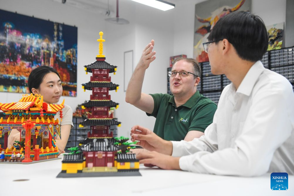 Francis Stonier (C) gives a lesson using LEGO bricks at the STEAM Interdisciplinary International Education Center in Southwest University in southwest China's Chongqing Municipality, Sept. 14, 2026. (Xinhua/Tang Yi)
