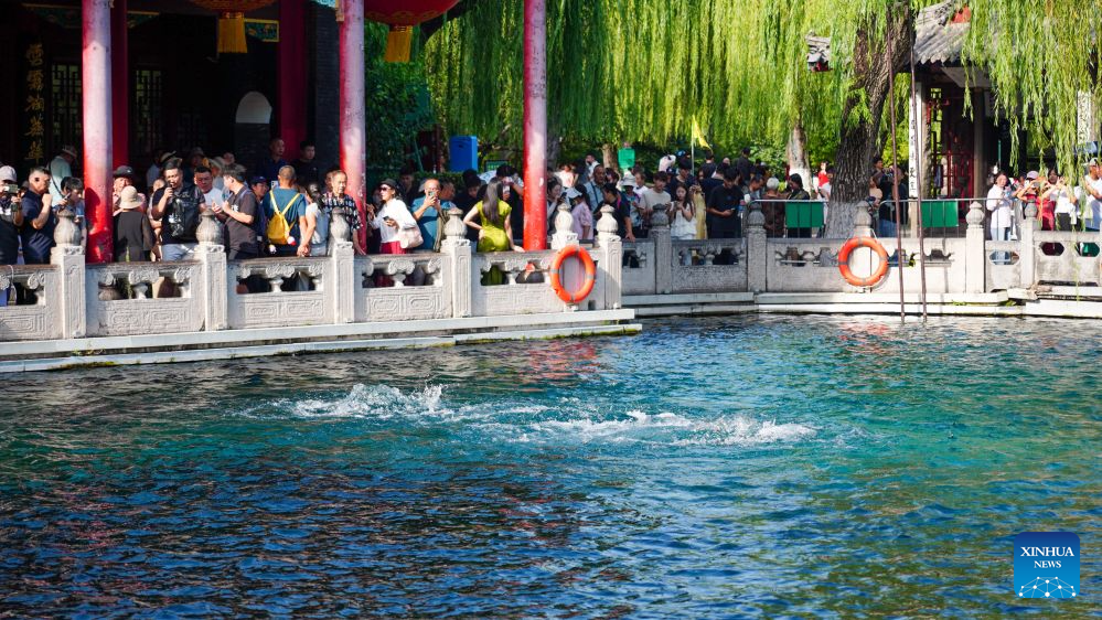 People visit the Baotu Spring in Jinan, east China's Shandong Province, Sept. 7, 2026. (Xinhua/Xu Suhui)