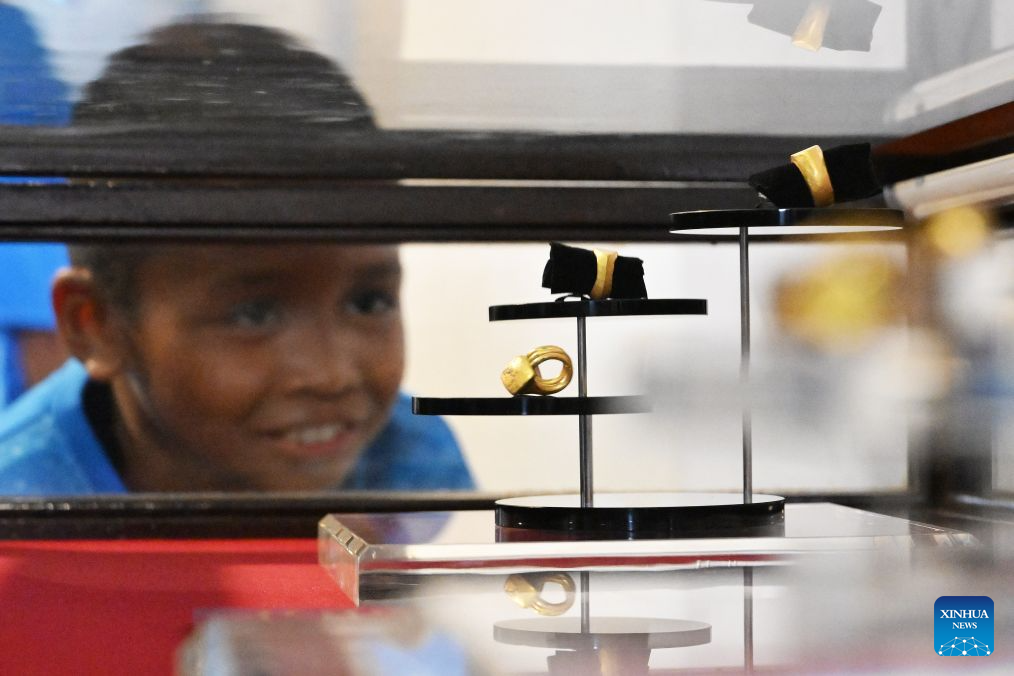 A boy looks at golden ornaments at Phra Nakhon Khiri National Museum in Phetchaburi Province, Thailand, on Aug. 25, 2026. The ongoing special exhibition Don Yai Thong: The Prologue to Phetchaburi Civilization at the Phra Nakhon Khiri National Museum in Phetchaburi Province runs from Aug. 24 to 28. The exhibition features important artifacts excavated from the Don Yai Thong archaeological site, including bronze objects, potteries, beads, gold ornaments, and a gold ring inscribed with Brahmi script dating back approximately 1,900 to 2,100 years. (Xinhua/Rachen Sageamsak)