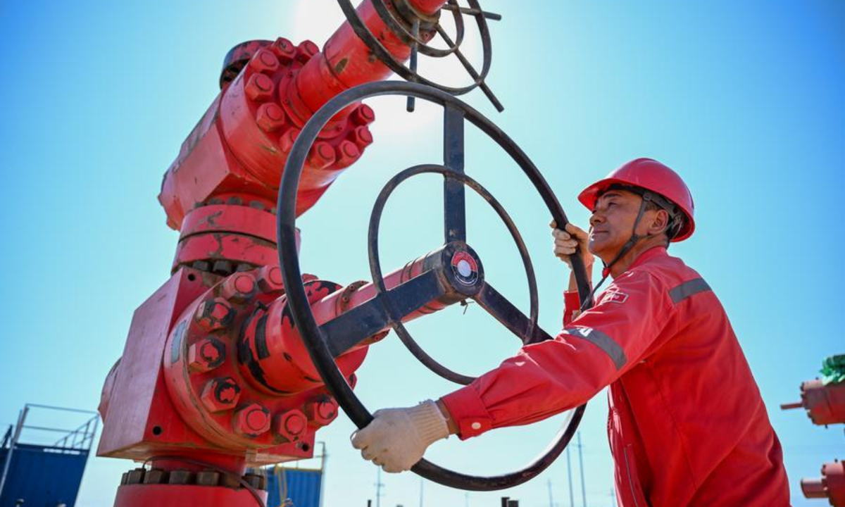 Staff members check equipment in Jiqing Oilfield operation area of Xinjiang Oilfield Company of China National Petroleum Corporation (CNPC) in Jimsar, northwest China's Xinjiang Uygur Autonomous Region, Aug. 30, 2026. (Xinhua/Ding Lei)