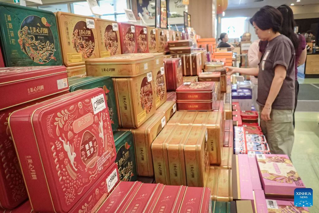 Customers shop for mooncakes ahead of the Mid-Autumn Festival at a supermarket in Vancouver, British Columbia, Canada, on Sept. 6, 2026.
With the Mid-Autumn Festival approaching, various mooncakes have hit store shelves, drawing consumers to supermarkets for the festive treats. (Photo by Liang Sen/Xinhua)