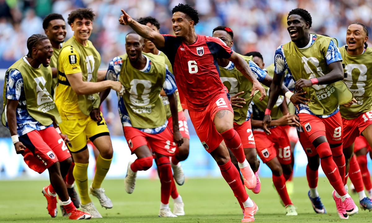 Kevin Pina (No.6) of Cape Verde celebrates with teammates after scoring the team's first goal during the FIFA World Cup 2026 Group H match between Uruguay and Cabo Verde at Miami Stadium on June 21, 2026 in Miami Gardens, Florida.  Photo: VCG 
