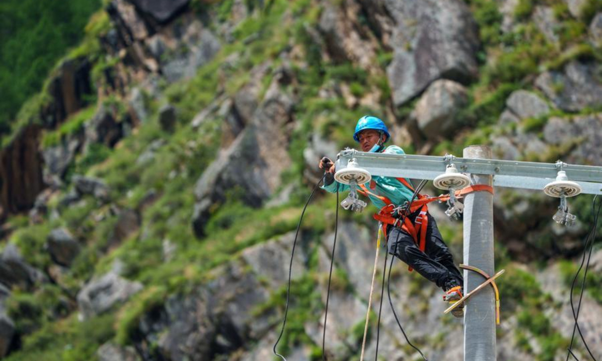 A worker strings power lines at the core affected zone of the mudslide-hit Gyirong Port in southwest China's Xizang Autonomous Region, Sept. 3, 2026. (Xinhua/Tenzin Nyida)