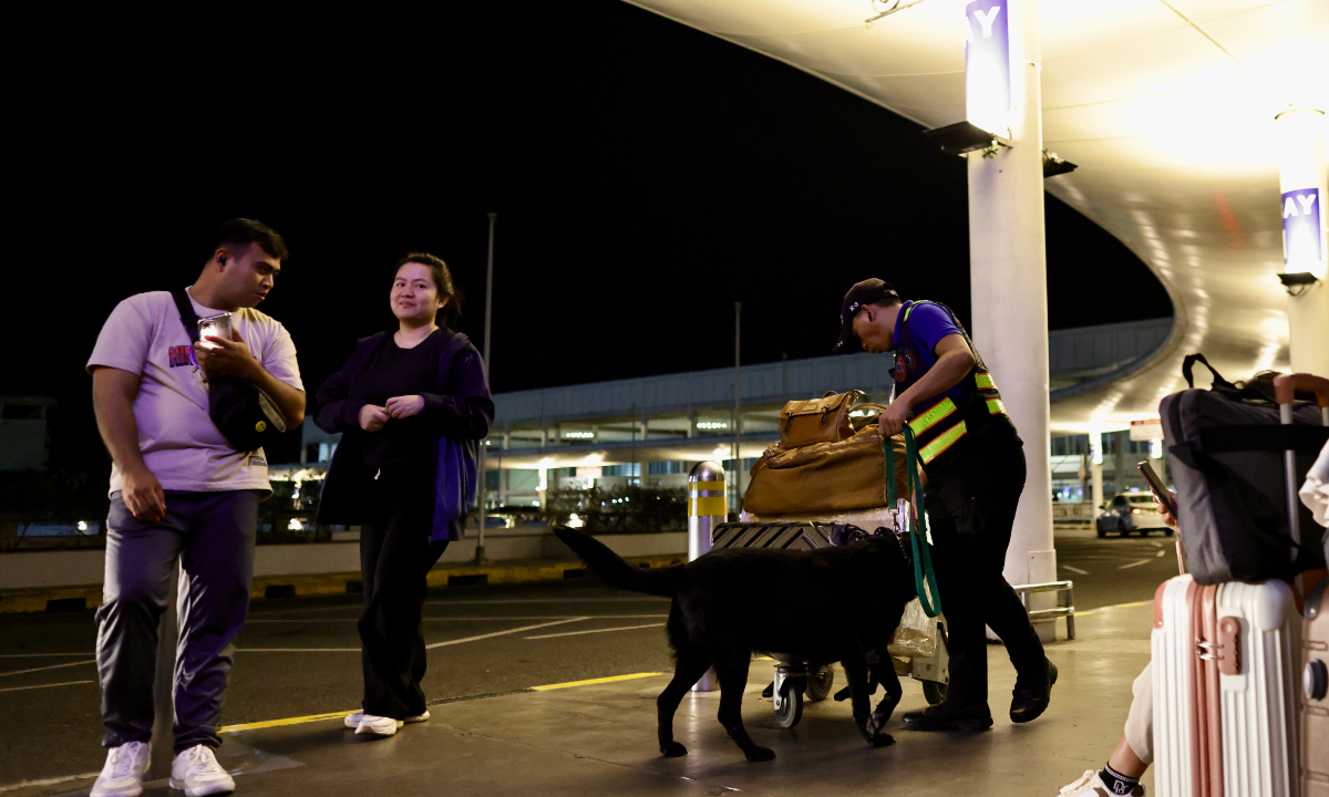A police officer conducts security checks at Manila International Airport in the Philippines on April 3, 2025. Photo: VCG